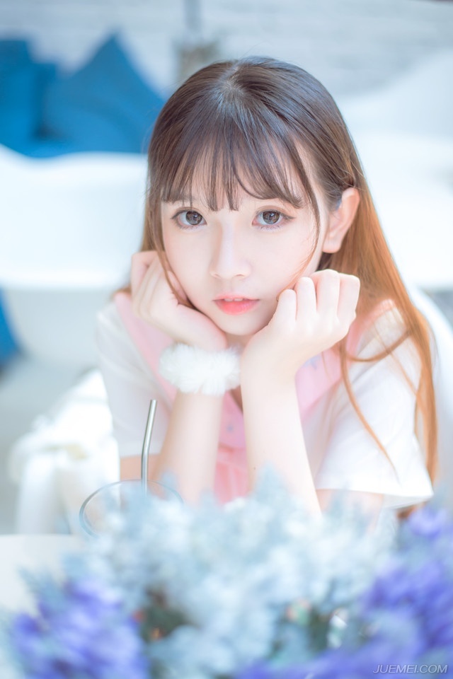 “跪下！”两名斥候将俘虏压倒在魏延面前。